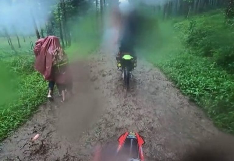 Baik Banget Rider Motor Trail ini Mau Antar Ibu dan Anak yang Jalan Kaki di Hutan Sampai ke Rumahnya