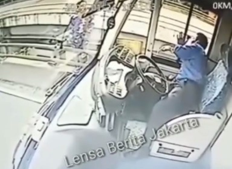 Detik detik Aksi Heroik Sopir Transjakarta Selamatkan Wanita yang Mau Bunuh Diri