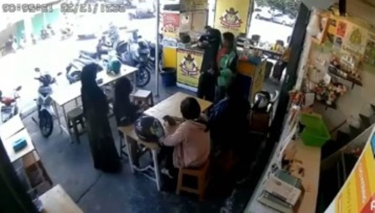 Detik detik Driver Ojol Gagalkan Aksi Pencurian di Warung Makan Sigap Banget