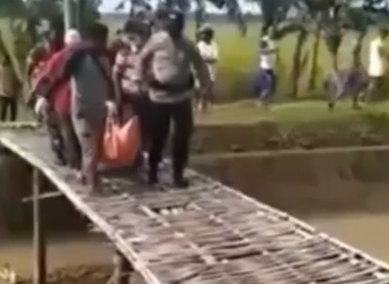 Detik detik Jembatan Ambruk Saat Evakuasi Jenazah di Cilacap Polisi dan Warga Tercebur ke Sungai