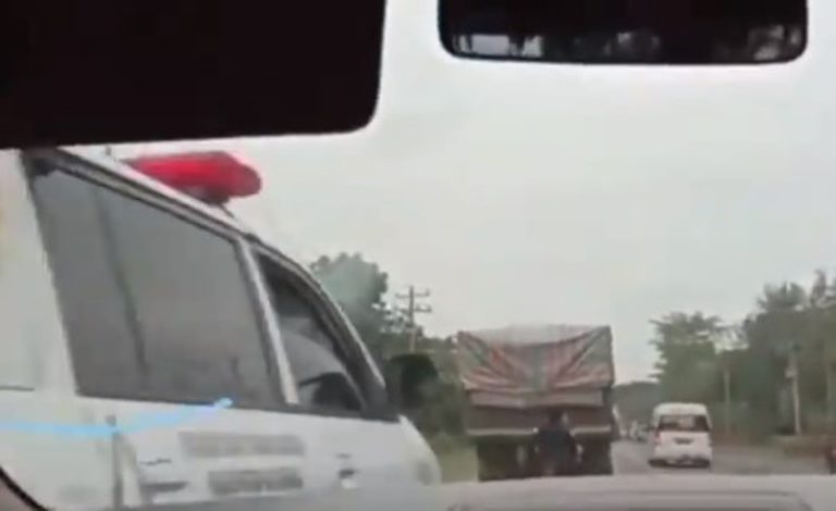 Detik detik Mobil Diserempet Ambulans yang Menyalip dari Kiri Sampai Alami Kerusakan