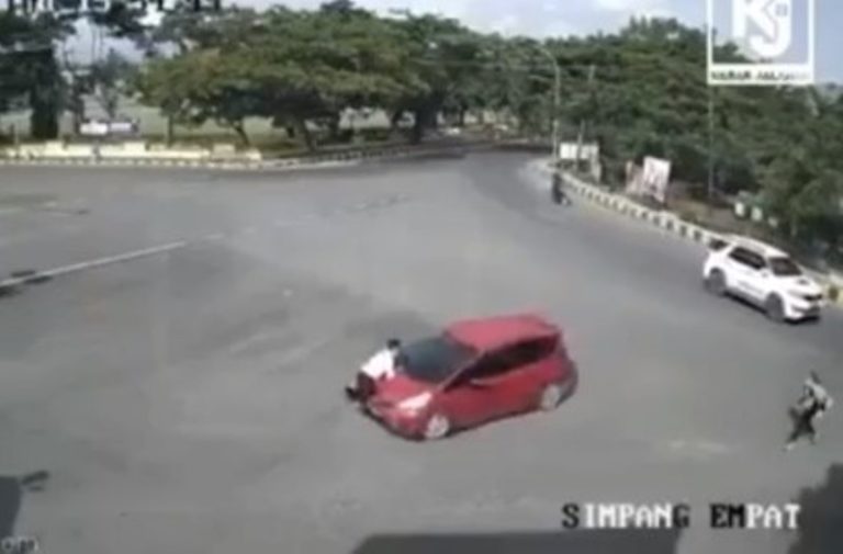 Detik detik Polisi Naik ke Atas Kap Demi Gagalkan Debt Collector Rampas Mobil Berakhir Jatuh dan Terlindas