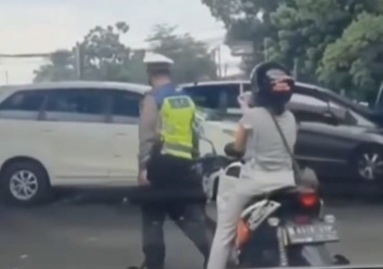 Ditegur Gegara Tak Pakai Helm Pemotor Wanita Malah Acungkan Jari Tengah ke Polisi