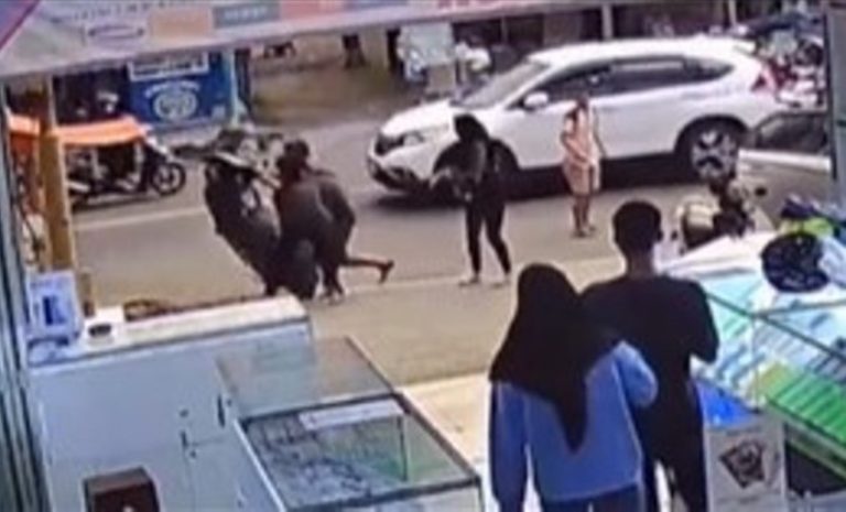 Dramatis Niat Tolong Pengendara yang Jatuh Pria ini Salah Tarik Gas Hingga Motor Jadi Terbang