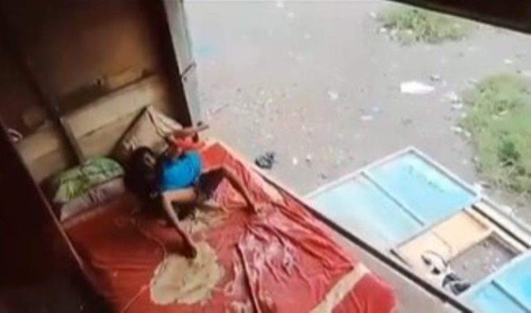 Duel Sengit di Atas Kasur Kelakuan 2 Bocah ini Bikin Dinding Rumah Jadi Ambruk