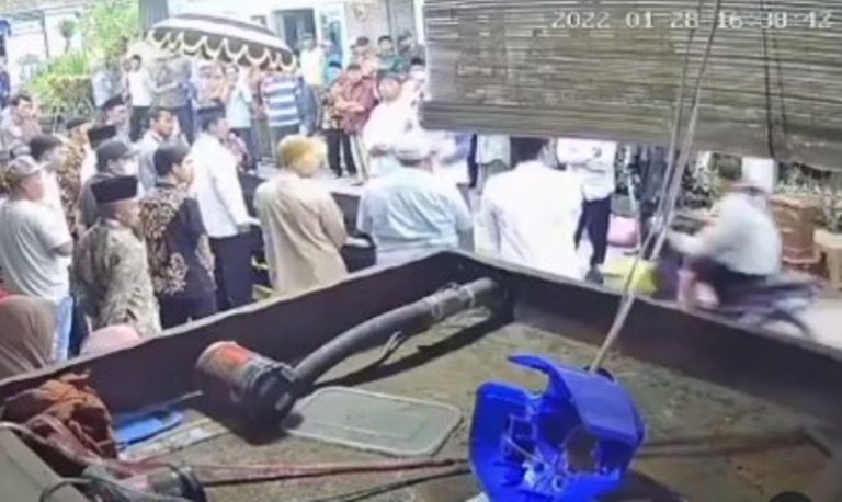 Gak Ada Akhlak Pengendara Motor Main Nyelonong Lewati Acara Pemberangkatan Jenazah