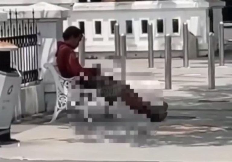 Jijik Seorang Pria Nekat Onani di Tugu Muda Semarang