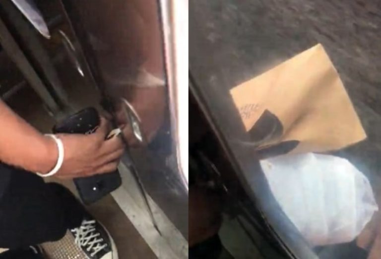 Kantong Belanjaan Tersangkut di Pintu Kereta Penumpang ini Terpaksa Begini Selama Perjalanan