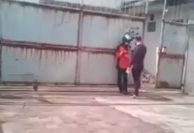 Kasihan Dimaki dan Ditampar Oleh Penerima Paket Kurir ini Cuma Bisa Tertunduk