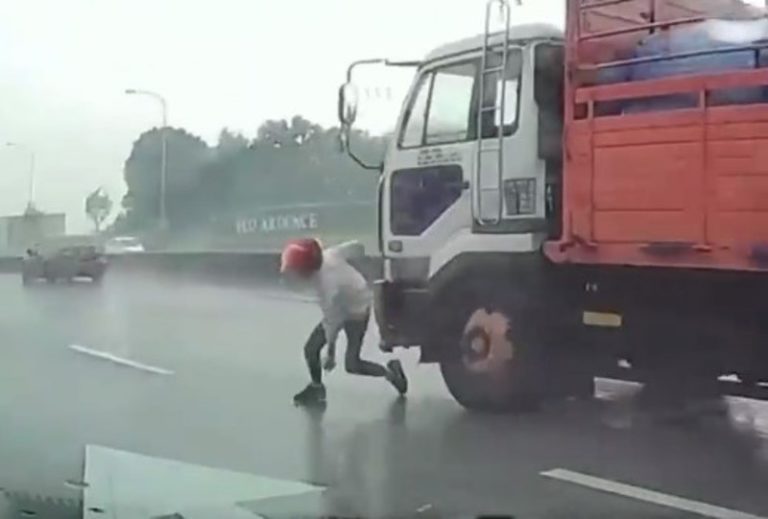 Menegangkan Pengendara Motor Nyaris Terlindas Truk Usai Tergelincir di Jalan yang Licin