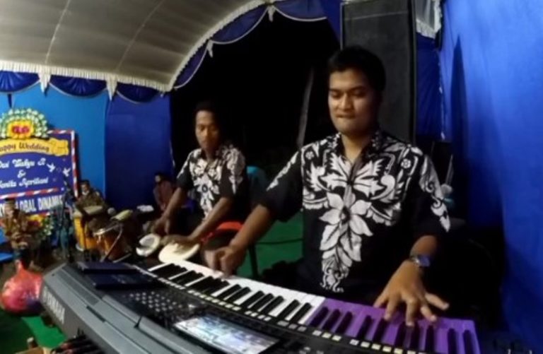 Ngeri Begini Detik detik Pemain Keyboard Tertimpa Speaker Sound System Saat Manggung