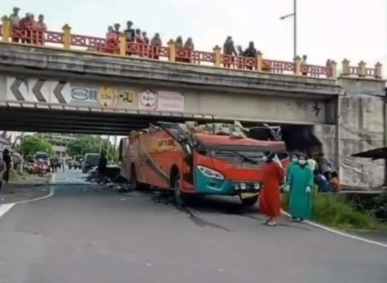 Ngeri Bus Sipirok Nauli Tabrak Flyover hingga Atapnya Lepas Sang Sopir Malah Kabur