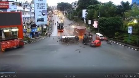Ngeri Detik detik Kecelakaan Maut Truk Tronton Tabrak Belasan Kendaraan di Balikpapan
