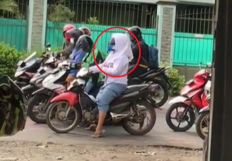 Unik dan Nyeleneh Remaja Perempuan ini Pakai Helm di Dalam Kerudung min