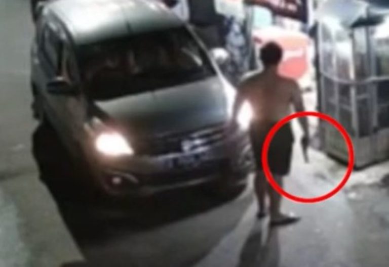 Usai Tabrak Motor Pengemudi Mobil Turun Sambil Tenteng Benda Diduga Pistol