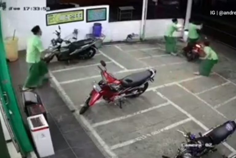 VIRAL 4 Santri Bersarung Gagalkan Aksi Maling Motor di Depan Toko Sampai Ada Loncat