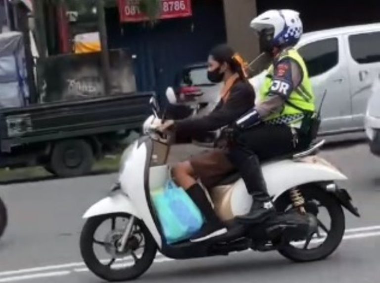 VIRAL Momen Polisi Dibonceng Pelajar Tak Berhelm Tegang Banget