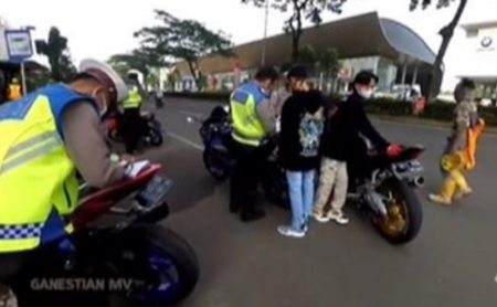 VIRAL Polisi Kuras Tangki Bensin Pengendara Motor Usai Ditilang