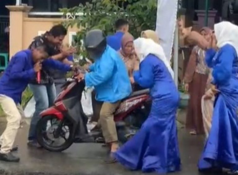Viral Aksi Kocak Pemotor Lewat Mendadak Ikutan Joget Saat Ada Hiburan di Tengah Jalan
