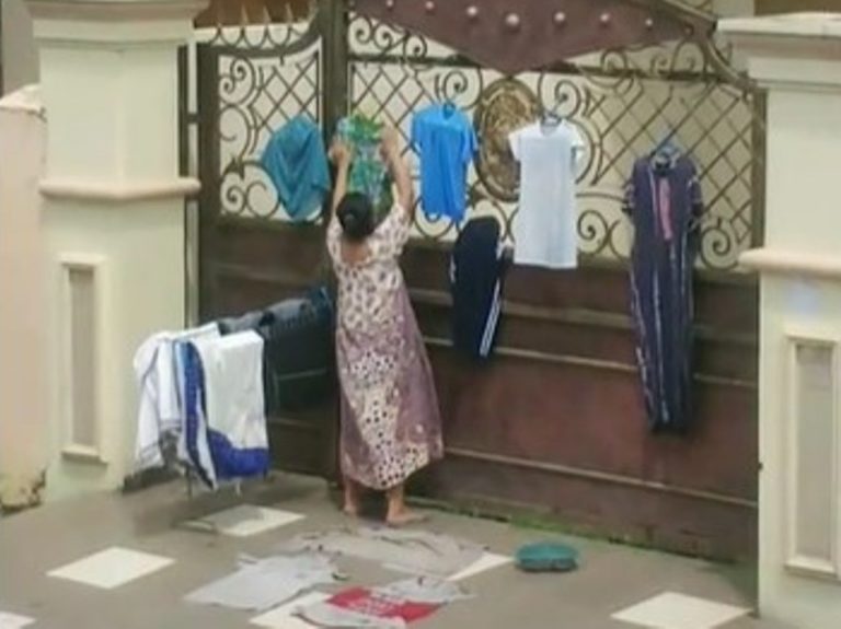 Viral Emak emak Santuy Numpang Jemur Baju di Pagar Rumah Orang Netter Kesal