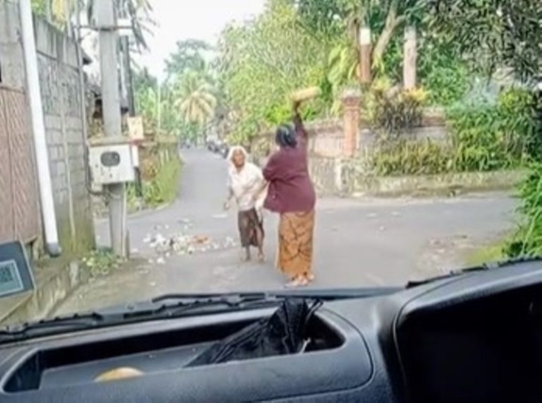 Viral Momen 2 Nenek Duel Sengit di Jalanan Sampai Terjadi Baku Lempar