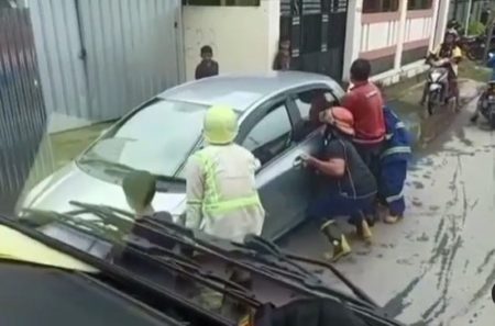 Viral Truk Damkar Terhalang Mobil yang Diparkir Sembarang Saat Menuju Lokasi Kebakaran Petugas Sampai Lakukan ini