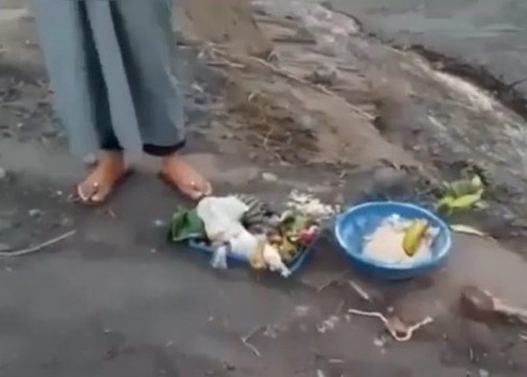 Viral Video Pria Buang dan Tendang Sesajen di Kawasan Gunung Semeru Aksinya Dikecam