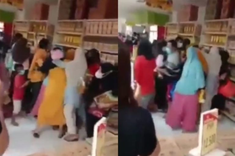 Barbar Emak emak Rebutan Minyak Goreng di Supermarket Sampai Saling Dorong