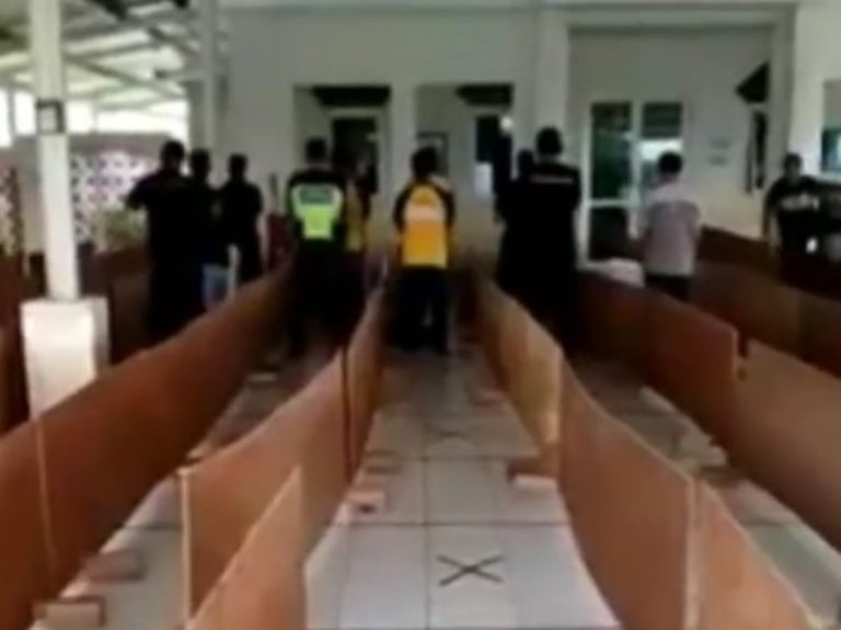 Beredar Video Jamaah Masjid Disekat Kardus Disebut Mirip Jalan Tamiya