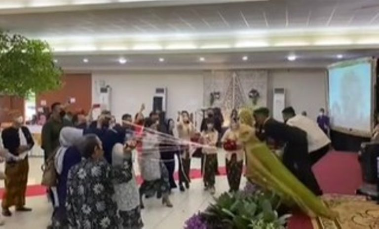 Detik detik Pengantin Keseret Hingga Terjungkal dari Pelaminan Saat Prosesi Tarik Bunga