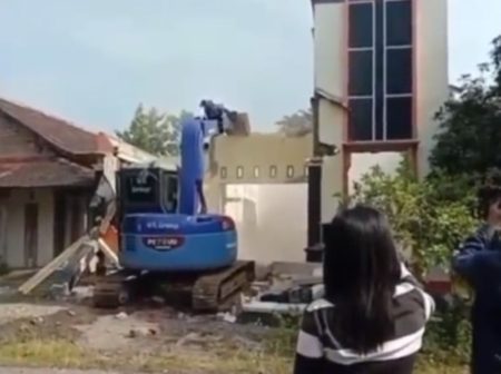 Diselingkuh Suami Istri di Ponorogo Pilih Bercerai dan Hancurkan Rumah Mewahnya