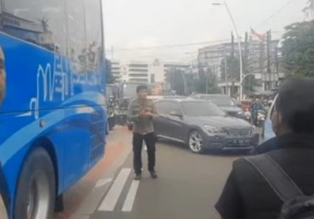 Heboh Seorang Pria Berseragam Polisi Lompat dari Angkot Diduga Depresi