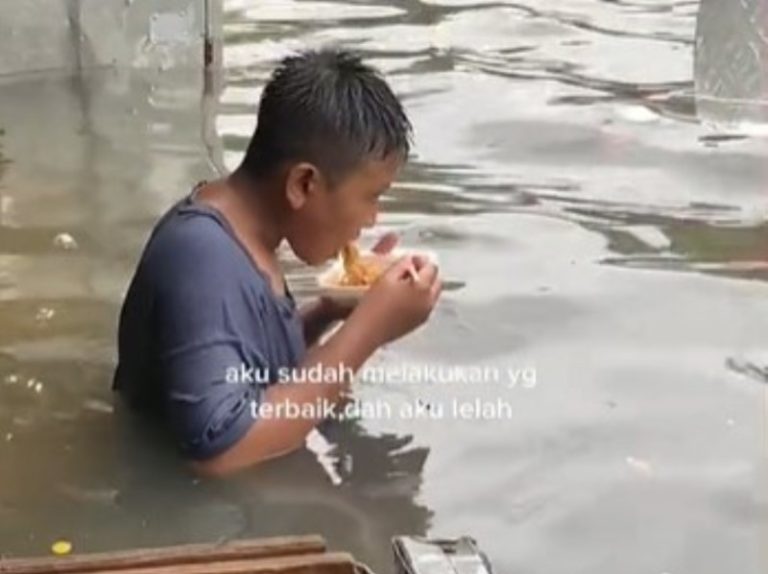 Lahap Banget Bocah ini Terekam Kamera Makan Mie Instan Meski di Tengah Banjir