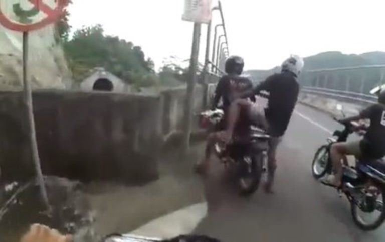 Ngeri Detik detik Pengendara Motor Terjun Bebas ke Bawah Jembatan Overpass Kebasen