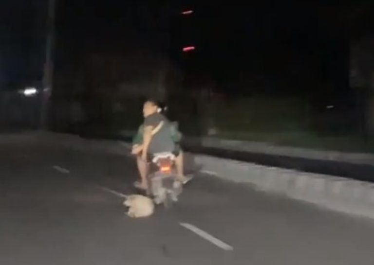 Sadis 2 Pria Berboncengan Motor Tega Seret Seekor Anjing