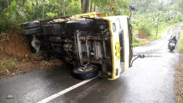 Truk Pasir Terguling di Tanjakan Langkap Haji