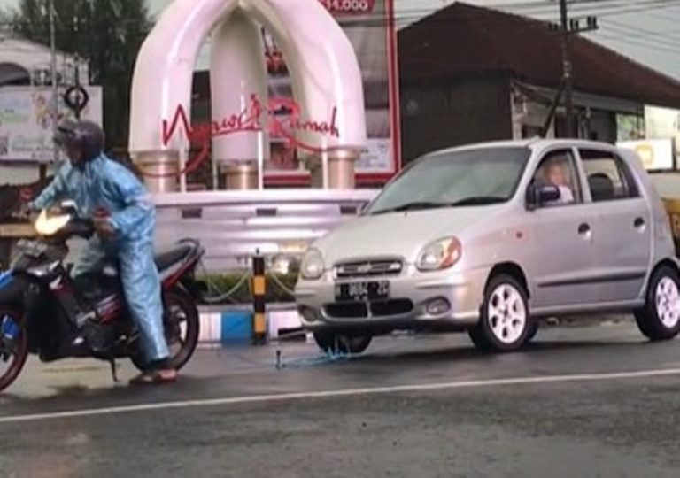 VIRAL Aksi Bapak bapak Derek Mobil Mogok Pakai Motor Bebek