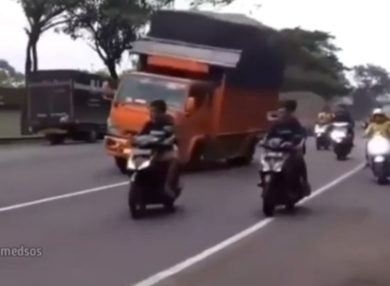 VIRAL Aksi Sopir Truk Ugal ugalan Nekat Melaju Oleng di Jalan Raya
