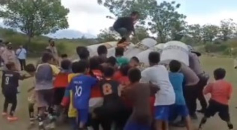 VIRAL Bocah Lakukan Simulasi Unjuk Rasa Bersama Polisi Yang Baju Hitam Bikin Salfok