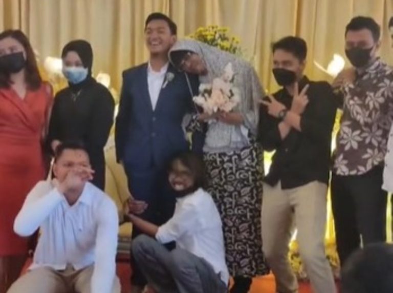 VIRAL Momen Kocak Pria Saat Hadiri Nikahan Teman, Malah Jadi ‘Pengantin’ Wanita Dadakan VIRAL Momen Kocak Pria Saat Hadiri Nikahan Teman Malah Jadi Pengantin Wanita Dadakan