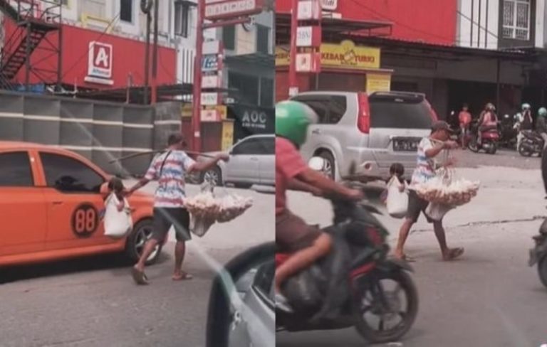 VIRAL Momen Perjuangan Bapak bapak Jualan Keliling Sambil Pikul Anak