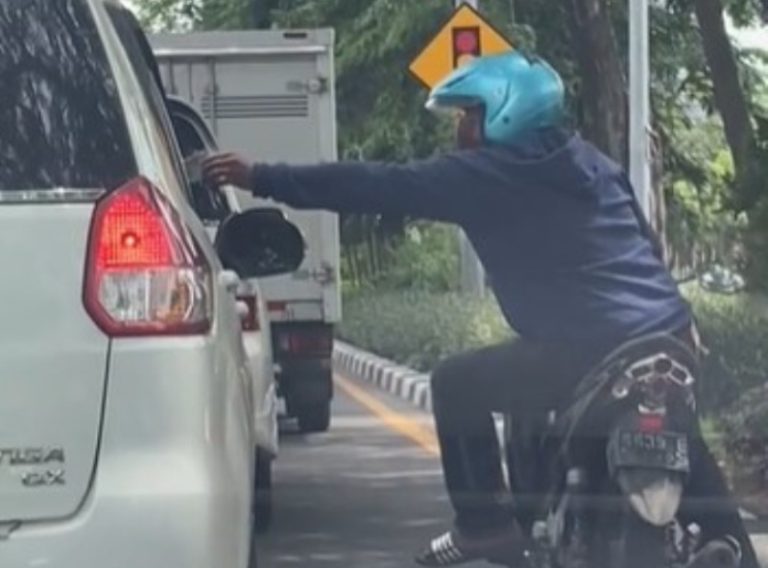 Viral Aksi Pemotor Ketuk Kaca Mobil Untuk Minta Uang Modusnya Buat Bayar Sekolah Anak