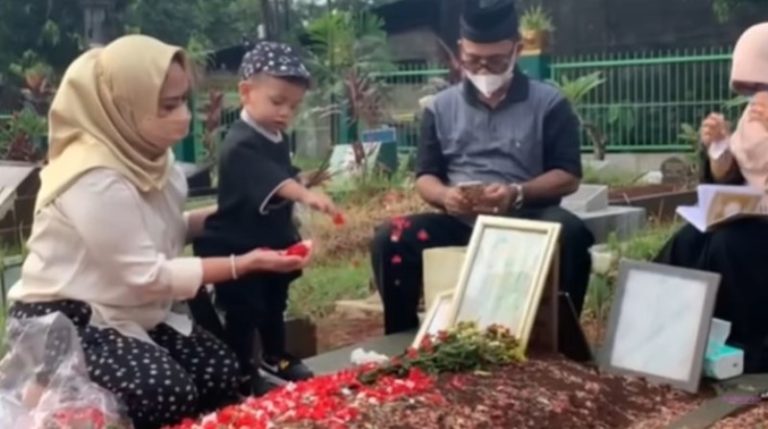 Viral Momen Gala Sky Ziarah ke Makam Bibi dan Vanessa Angel Untuk Pertama Kalinya