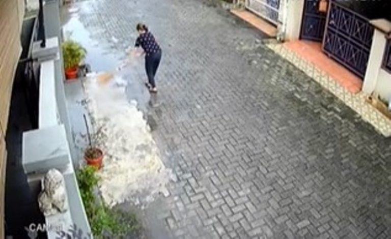 Viral Rekaman CCTV Wanita Sengaja Sapu Air Hujan ke Rumah Tetangga
