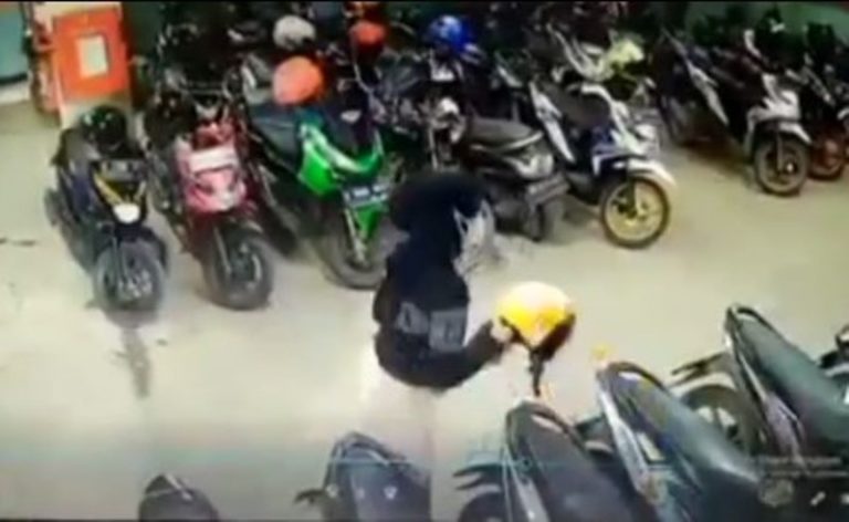 Wanita ini Nekat Tukar Helmnya dengan Milik Orang Lain yang Lebih Bagus Endingnya Malu Banget