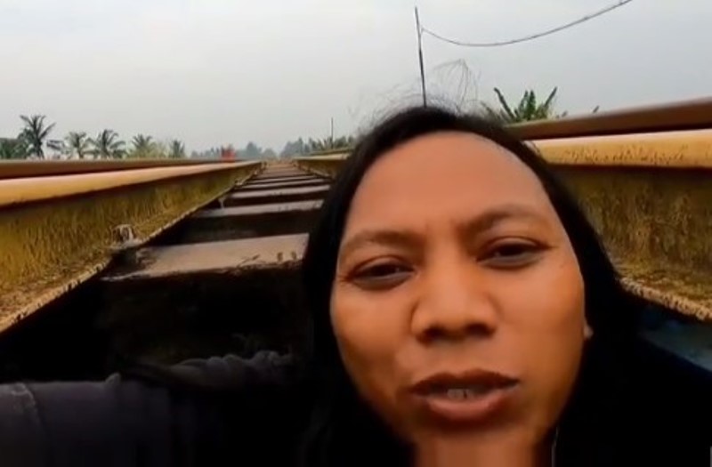 Aksi Menantang Maut YouTuber Dede Inoen Nekat Bikin Konten Ngumpet di Bawah Rel