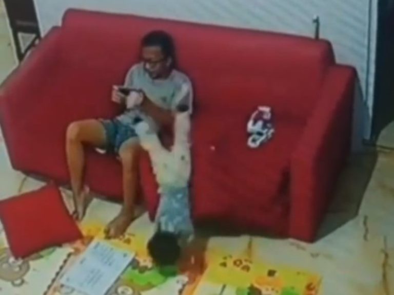 Asyik Main Game Ayah Sampai Tak Sadar Saat Anak Jatuh Terjungkal dari Kursi