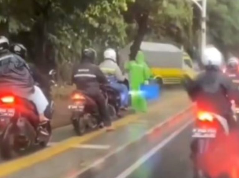 Bikin Geram 3 Pengendara Motor Nekat Lewat Trotoar dan Malah Klakson Pejalan Kaki
