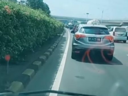 Duh Ambulans Dihalangi Mobil di Tol Padahal Lagi Bawa Pasien Hendak Operasi