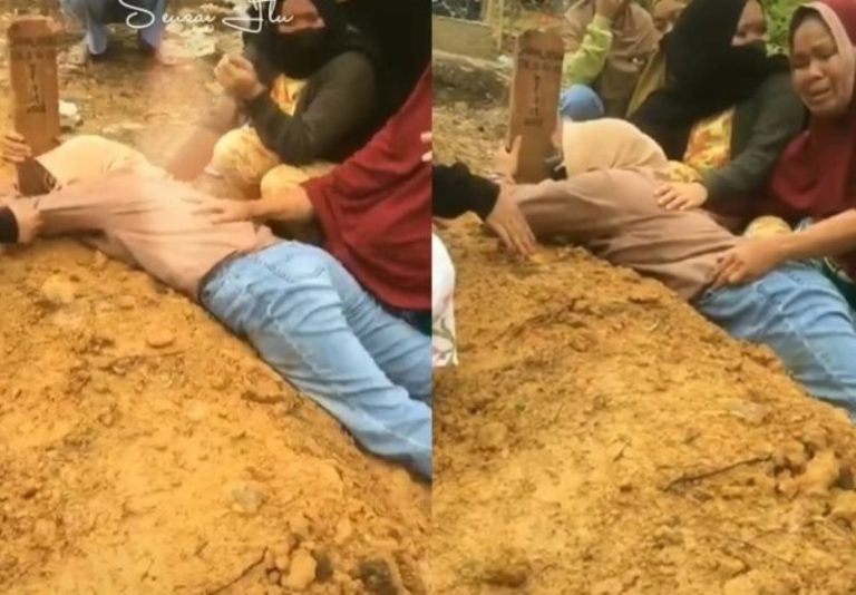 Enggan Beranjak Wanita ini Terus Nangis Histeris Sambil Peluk Makam Ayah